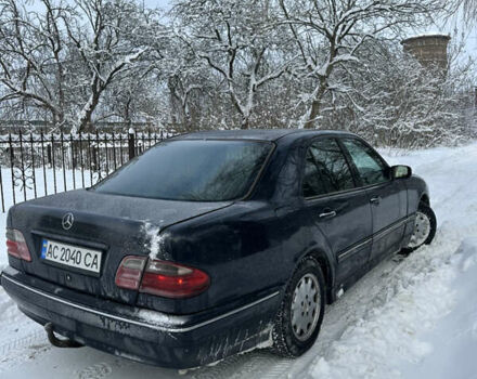 Синий Мерседес Е-Класс, объемом двигателя 2.4 л и пробегом 381 тыс. км за 2150 $, фото 1 на Automoto.ua