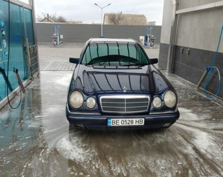 Синий Мерседес Е-Класс, объемом двигателя 3.2 л и пробегом 2 тыс. км за 3650 $, фото 1 на Automoto.ua