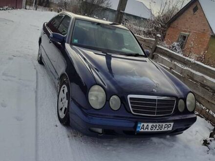 Синий Мерседес Е-Класс, объемом двигателя 2.2 л и пробегом 329 тыс. км за 4500 $, фото 1 на Automoto.ua