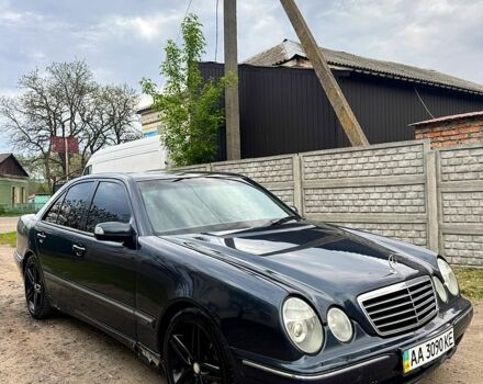 Синий Мерседес Е-Класс, объемом двигателя 2.8 л и пробегом 400 тыс. км за 2350 $, фото 1 на Automoto.ua