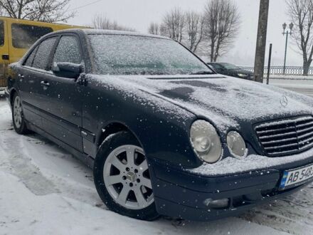 Синий Мерседес Е-Класс, объемом двигателя 2 л и пробегом 408 тыс. км за 3000 $, фото 1 на Automoto.ua