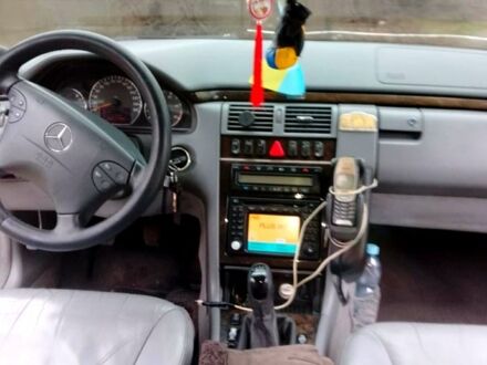Мерседес Е-Клас 2000 у Кам'янське (Дніпродзержинськ) на Automoto.ua Синій Мерседес Е-Клас, об'ємом двигуна 2.7 л та пробігом 285 тис. км за 4100 $, фото 1 на Automoto.ua