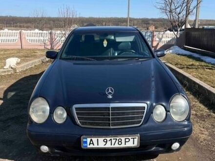 Синий Мерседес Е-Класс, объемом двигателя 2.2 л и пробегом 380 тыс. км за 3800 $, фото 1 на Automoto.ua