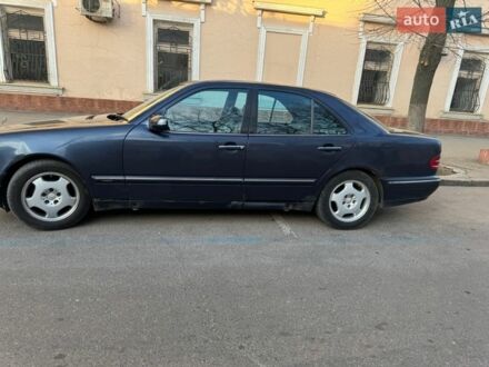 Синий Мерседес Е-Класс, объемом двигателя 2 л и пробегом 328 тыс. км за 3300 $, фото 1 на Automoto.ua