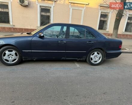 Синій Мерседес Е-Клас, об'ємом двигуна 2 л та пробігом 328 тис. км за 3300 $, фото 1 на Automoto.ua
