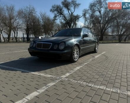 Синий Мерседес Е-Класс, объемом двигателя 3.2 л и пробегом 430 тыс. км за 4300 $, фото 1 на Automoto.ua