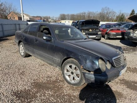 Синий Мерседес Е-Класс, объемом двигателя 2.1 л и пробегом 280 тыс. км за 1500 $, фото 1 на Automoto.ua