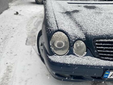 Синий Мерседес Е-Класс, объемом двигателя 2 л и пробегом 408 тыс. км за 3000 $, фото 1 на Automoto.ua