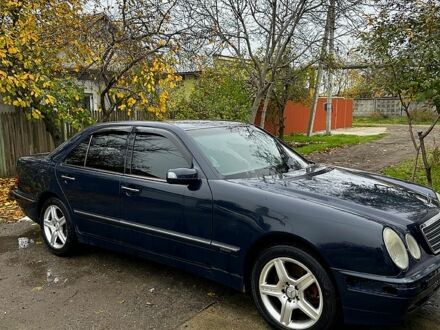 Синий Мерседес Е-Класс, объемом двигателя 4.3 л и пробегом 288 тыс. км за 1850 $, фото 1 на Automoto.ua