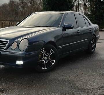 Синій Мерседес Е-Клас, об'ємом двигуна 2 л та пробігом 300 тис. км за 4700 $, фото 1 на Automoto.ua