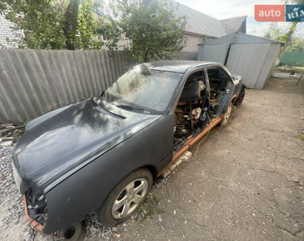Синій Мерседес Е-Клас, об'ємом двигуна 2 л та пробігом 300 тис. км за 1500 $, фото 1 на Automoto.ua