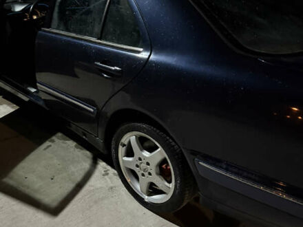 Синий Мерседес Е-Класс, объемом двигателя 2.1 л и пробегом 500 тыс. км за 2199 $, фото 1 на Automoto.ua