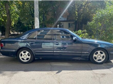 Синий Мерседес Е-Класс, объемом двигателя 2.1 л и пробегом 410 тыс. км за 3800 $, фото 1 на Automoto.ua