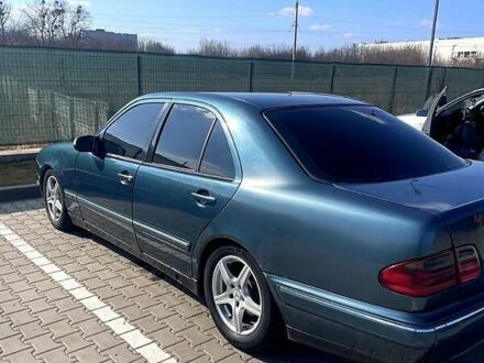 Синій Мерседес Е-Клас, об'ємом двигуна 3.2 л та пробігом 345 тис. км за 3000 $, фото 1 на Automoto.ua