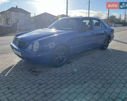 Синий Мерседес Е-Класс, объемом двигателя 2.2 л и пробегом 400 тыс. км за 1300 $, фото 1 на Automoto.ua