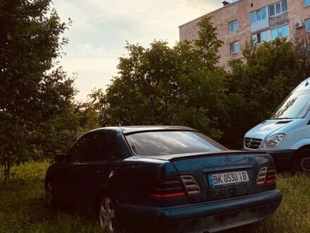 Синій Мерседес Е-Клас, об'ємом двигуна 2.69 л та пробігом 400 тис. км за 2450 $, фото 1 на Automoto.ua