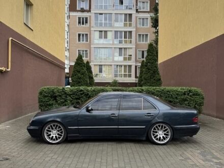 Синий Мерседес Е-Класс, объемом двигателя 3.2 л и пробегом 320 тыс. км за 3117 $, фото 1 на Automoto.ua