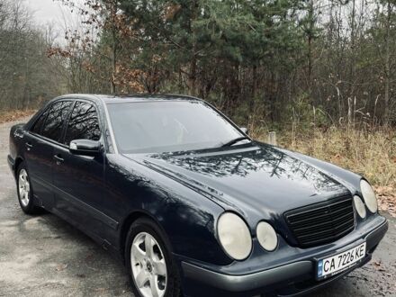 Синий Мерседес Е-Класс, объемом двигателя 2.4 л и пробегом 370 тыс. км за 3700 $, фото 1 на Automoto.ua