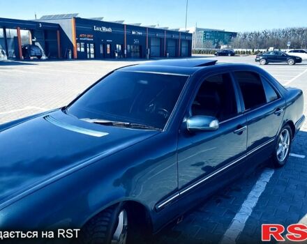 Синий Мерседес Е-Класс, объемом двигателя 3.2 л и пробегом 345 тыс. км за 3000 $, фото 1 на Automoto.ua