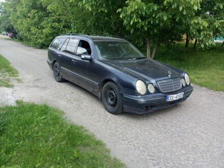 Мерседес Е-Клас 2001 у Василькове на Automoto.ua Синій Мерседес Е-Клас, об'ємом двигуна 2.2 л та пробігом 455 тис. км за 1000 $, фото 1 на Automoto.ua