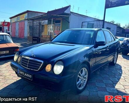 Синий Мерседес Е-Класс, объемом двигателя 2.2 л и пробегом 300 тыс. км за 2699 $, фото 1 на Automoto.ua