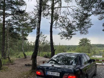 Мерседес Е-Класс 2001 в Полонном на Automoto.ua Синий Мерседес Е-Класс, объемом двигателя 2.2 л и пробегом 297 тыс. км за 7600 $, фото 1 на Automoto.ua