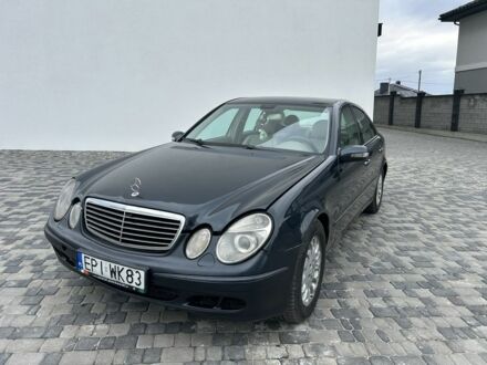Синий Мерседес Е-Класс, объемом двигателя 2.2 л и пробегом 300 тыс. км за 1999 $, фото 1 на Automoto.ua