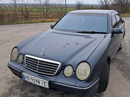 Синий Мерседес Е-Класс, объемом двигателя 2.2 л и пробегом 400 тыс. км за 2850 $, фото 1 на Automoto.ua