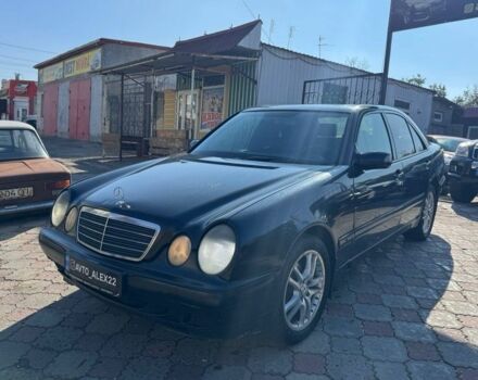 Синий Мерседес Е-Класс, объемом двигателя 2.2 л и пробегом 300 тыс. км за 2699 $, фото 1 на Automoto.ua