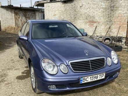 Синий Мерседес Е-Класс, объемом двигателя 2.1 л и пробегом 302 тыс. км за 7999 $, фото 1 на Automoto.ua