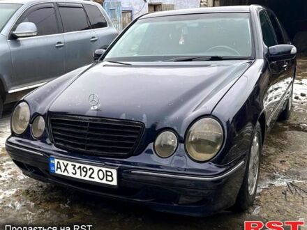 Синій Мерседес Е-Клас, об'ємом двигуна 2 л та пробігом 300 тис. км за 5500 $, фото 1 на Automoto.ua