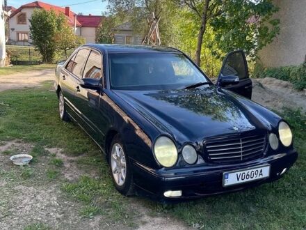 Синий Мерседес Е-Класс, объемом двигателя 2.2 л и пробегом 500 тыс. км за 3000 $, фото 1 на Automoto.ua