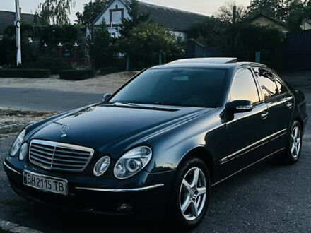 Синий Мерседес Е-Класс, объемом двигателя 2.2 л и пробегом 383 тыс. км за 6500 $, фото 1 на Automoto.ua