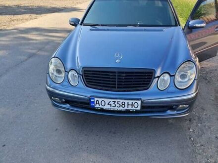Синий Мерседес Е-Класс, объемом двигателя 2.4 л и пробегом 350 тыс. км за 6200 $, фото 1 на Automoto.ua