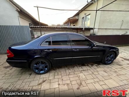 Синий Мерседес Е-Класс, объемом двигателя 2.1 л и пробегом 300 тыс. км за 6000 $, фото 1 на Automoto.ua