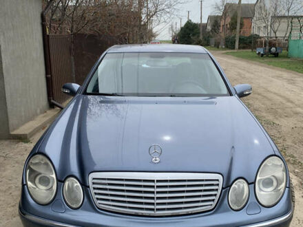 Синий Мерседес Е-Класс, объемом двигателя 2.2 л и пробегом 375 тыс. км за 6500 $, фото 1 на Automoto.ua