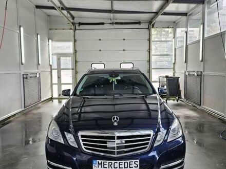 Синий Мерседес Е-Класс, объемом двигателя 2.14 л и пробегом 350 тыс. км за 12999 $, фото 1 на Automoto.ua