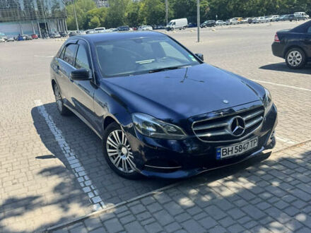 Синий Мерседес Е-Класс, объемом двигателя 2.1 л и пробегом 180 тыс. км за 15700 $, фото 1 на Automoto.ua