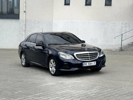 Мерседес Е-Класс 2014 в Ровно на Automoto.ua Синий Мерседес Е-Класс, объемом двигателя 2.2 л и пробегом 300 тыс. км за 15700 $, фото 1 на Automoto.ua