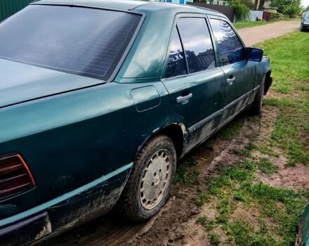 Зеленый Мерседес Е-Класс, объемом двигателя 2 л и пробегом 500 тыс. км за 1250 $, фото 1 на Automoto.ua