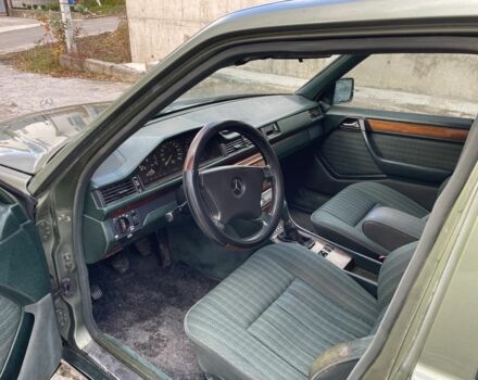 Мерседес Е-Класс 1986 в Каменце-Подольском на Automoto.ua Зеленый Мерседес Е-Класс, объемом двигателя 2.5 л и пробегом 378 тыс. км за 1800 $, фото 4 на Automoto.ua