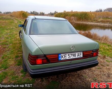 Зеленый Мерседес Е-Класс, объемом двигателя 2.3 л и пробегом 0 тыс. км за 1420 $, фото 2 на Automoto.ua