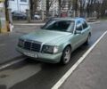 Зеленый Мерседес Е-Класс, объемом двигателя 2.5 л и пробегом 400 тыс. км за 1300 $, фото 1 на Automoto.ua