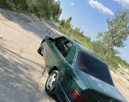 Зеленый Мерседес Е-Класс, объемом двигателя 2.96 л и пробегом 350 тыс. км за 1200 $, фото 2 на Automoto.ua
