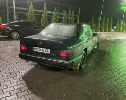 Зелений Мерседес Е-Клас, об'ємом двигуна 2 л та пробігом 335 тис. км за 1350 $, фото 3 на Automoto.ua