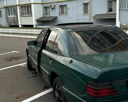 Зеленый Мерседес Е-Класс, объемом двигателя 3 л и пробегом 333 тыс. км за 1250 $, фото 3 на Automoto.ua