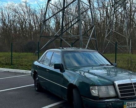 Зеленый Мерседес Е-Класс, объемом двигателя 3 л и пробегом 333 тыс. км за 1250 $, фото 1 на Automoto.ua