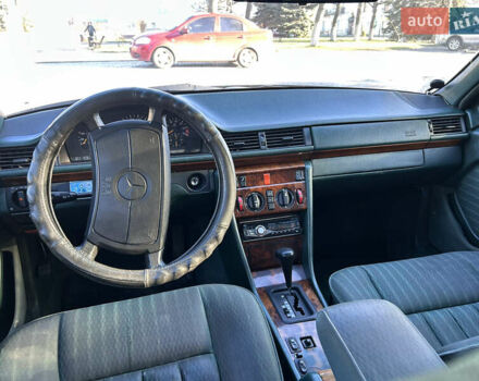 Зеленый Мерседес Е-Класс, объемом двигателя 2.6 л и пробегом 350 тыс. км за 2249 $, фото 7 на Automoto.ua