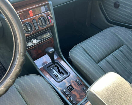 Зеленый Мерседес Е-Класс, объемом двигателя 2.6 л и пробегом 350 тыс. км за 2249 $, фото 6 на Automoto.ua