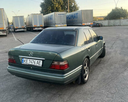 Зелений Мерседес Е-Клас, об'ємом двигуна 3.2 л та пробігом 500 тис. км за 2600 $, фото 4 на Automoto.ua